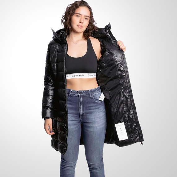JAQUETA FEMININA PUFFER ALONGADA MATELASSE PRETA CALVIN KLEIN